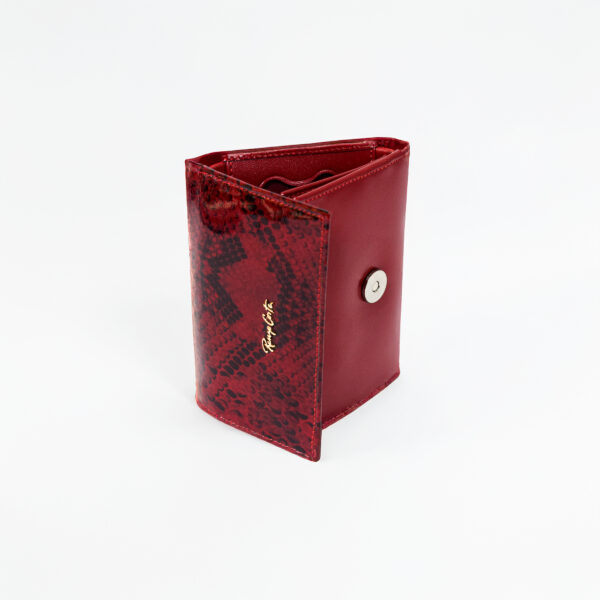 3_billetera_mujer_rojo_detalle_escamas3 Billetera de tres cuerpos: para ella